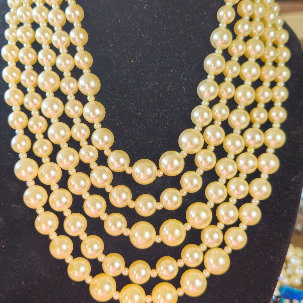 Pretty (Faux?) Pearl Necklace